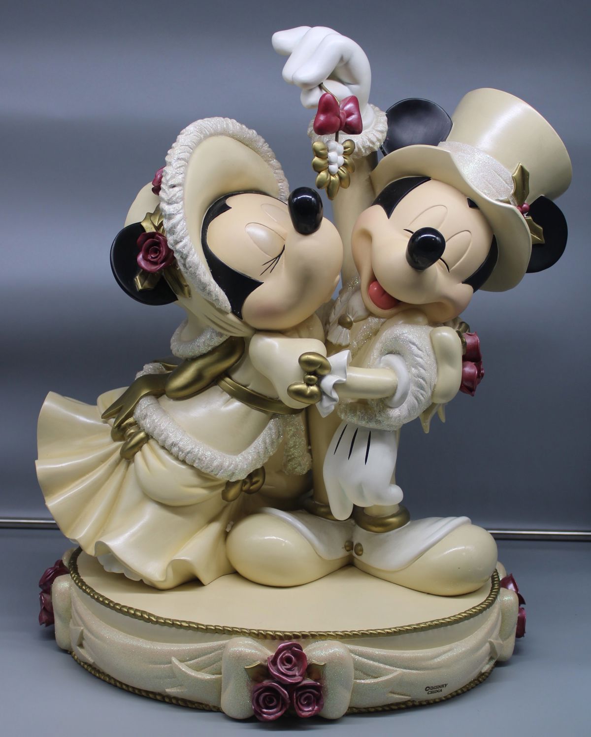 Disney Mickey & Minnie Mouse “Mistletoe Kisses” Big Fig